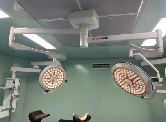 天井は外科影なしランプの ot ライト操作の照明を導きました作動ランプを導きました