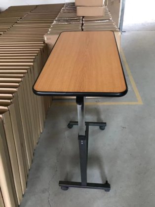 調節可能な移動式ラップトップのカートの医療機器の看護の移動可能な木製の終わるベッドのテーブル、病院の家具の患者は食事机を食べます