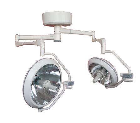 手術患者無影操作劇場ライト試験光線療法ダブル ヘッド手術ランプを動作します。