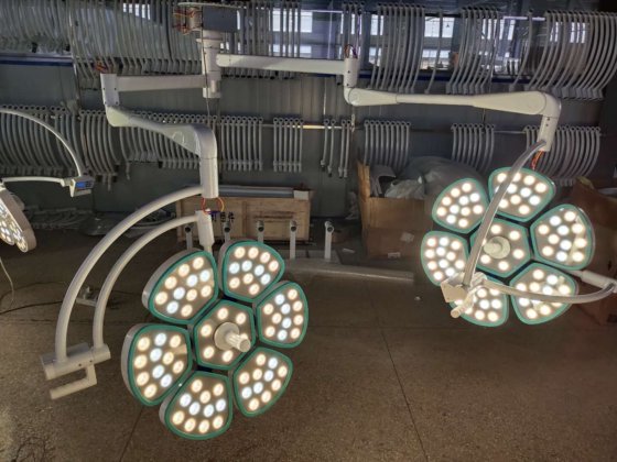 天井の手術室ライトは外科操作のためのライトを導きました 影のない操作ランプを導きました