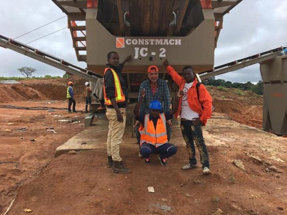 100 吨/小时产能移动花岗岩破碎设备