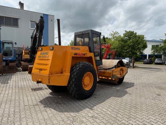 Bomag BW 213D-2 compactor