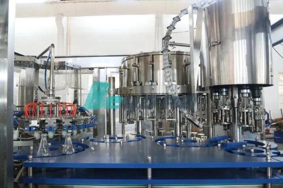 用于玻璃瓶的自动皇冠盖灌装机--啤酒、葡萄酒、果汁、茶和椰子汁的理想之选