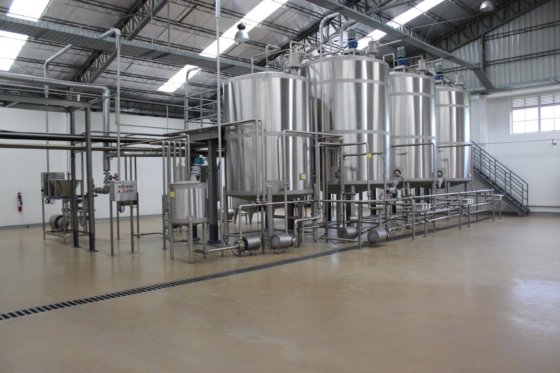 配备两条无菌灌装线的全套利乐包 UHT 设备