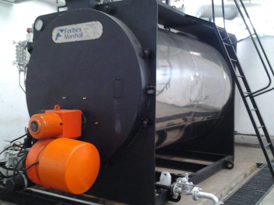 配备两条无菌灌装线的全套利乐包 UHT 设备