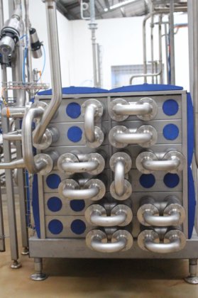 配备两条无菌灌装线的全套利乐包 UHT 设备