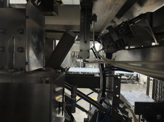 2023 全新山墙式灌装线