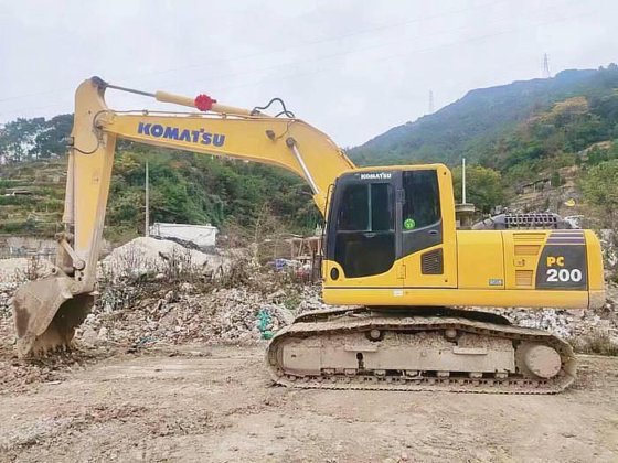 KOMATSU PC200-8MO