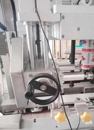 带隧道炉的全自动宠物塑料玻璃瓶 PVC 标签蒸汽加热缠绕收缩套管贴标机