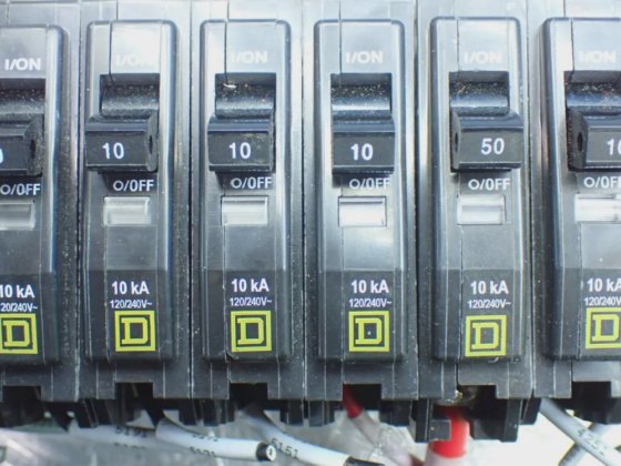 Square D Circuit Breaker Panel Board W/breakers - Nqm810m1csb8 in ...