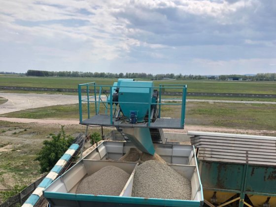 コンストマック プレフィードコンベヤ