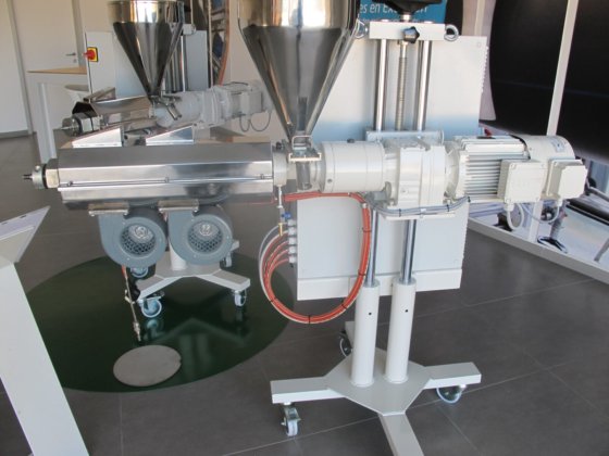 押出装置 ペリプラスト共押出機