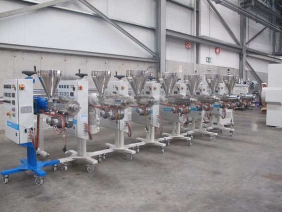 押出装置 ペリプラスト共押出機