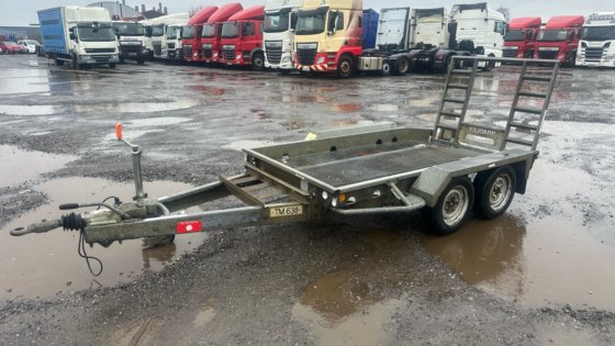 布拉德利工厂拖车