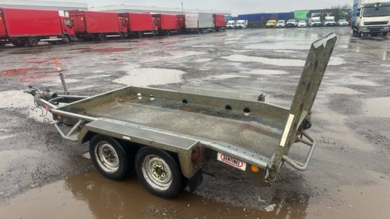 布拉德利工厂拖车