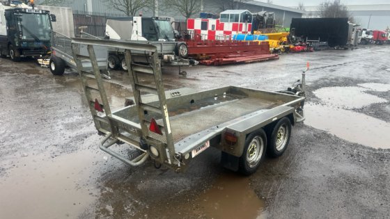 布拉德利工厂拖车