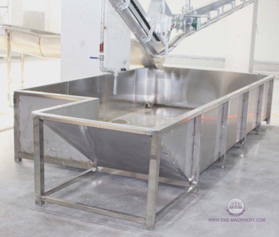 用于猪屠宰场设备的不锈钢烫毛槽，符合清真认证农场使用标准