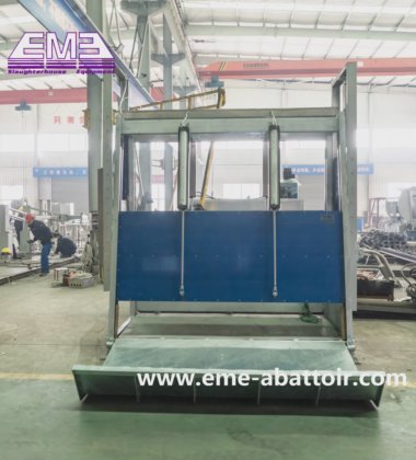 ムスリムのハラール牛屠殺ライン、スタンニングキリングマシン、牛の食肉処理設備用の屠殺場。