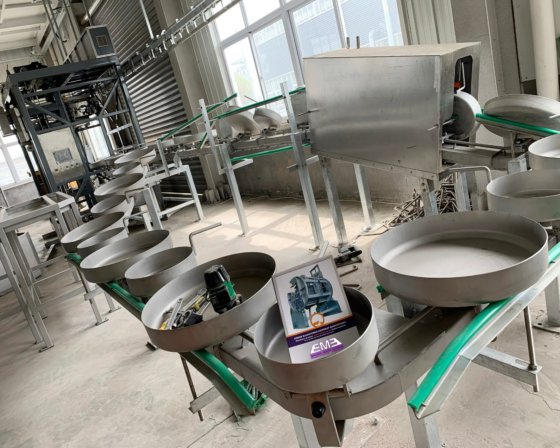 ターンキープロジェクト 羊の屠殺場 機械 地面型 白と赤の内臓