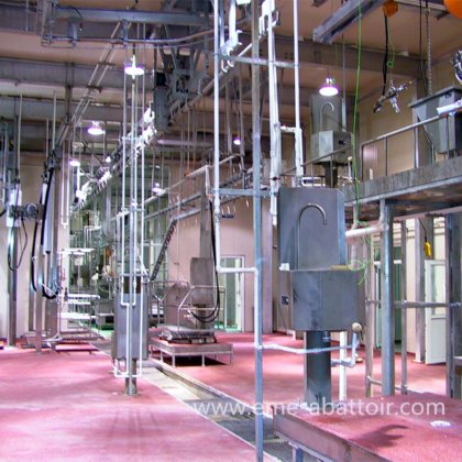 自動屠殺機 牛の出血 自動搬送レール 食肉処理場用設備