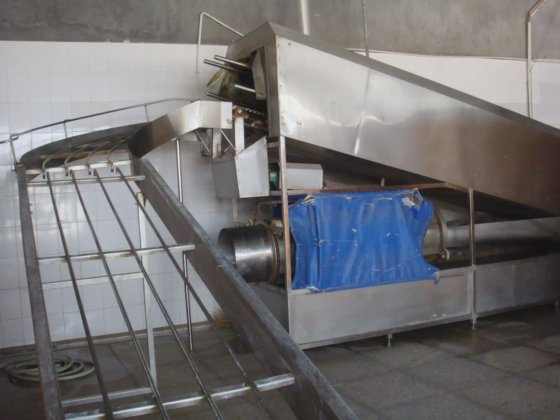 准时收到交钥匙工程活禽笼清理机屠宰场设备