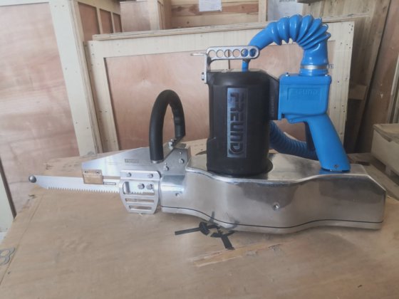 用于奶牛屠宰场设备的电动往复式胴体切割锯