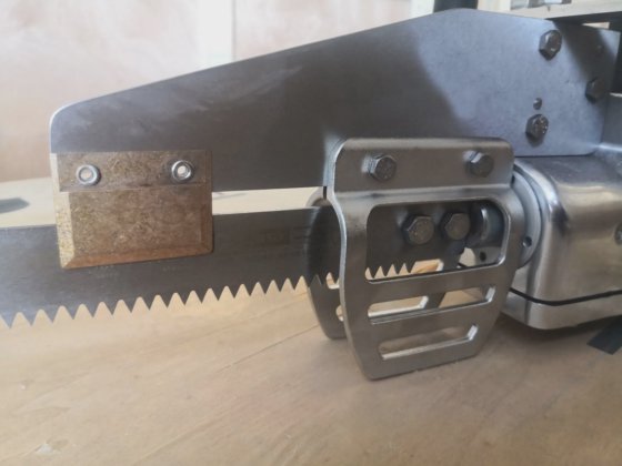 用于奶牛屠宰场设备的电动往复式胴体切割锯