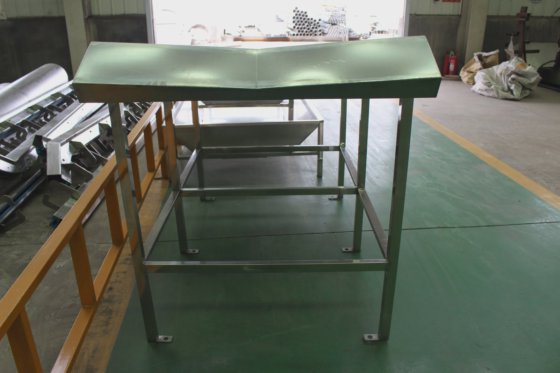 生きた羊を集めて屠殺場の肉処理機器用の殺傷テーブル機械