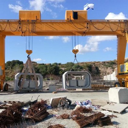 ゴムタイヤが取り付けられた車輪付きガントリー クレーン