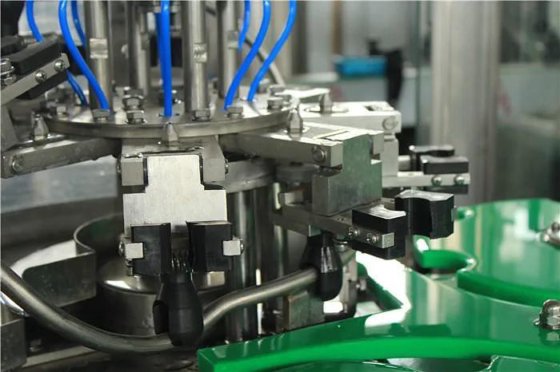 三合一全自动玻璃瓶伏特加威斯基啤酒酒精灌装机/制造厂/生产线