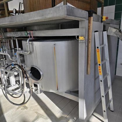 3つの容器を備えた醸造所