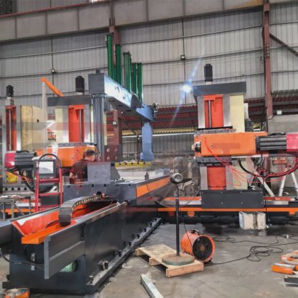 Estop Machinery 用于医疗植入物的紧凑型双主轴铣床，具有与 Hamai 铣床相同的减振精度