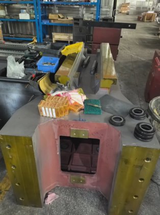 エストップ垂直加工センターは金型加工用で、CE認証を取得しており、マザック機と同等の品質です。