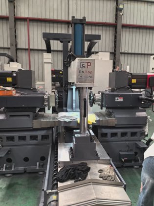 与 Amada 高效模具加工模座数控双面铣床相似