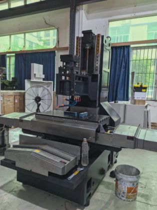 マキノカメラ金型加工機 CNC高精度加工センター