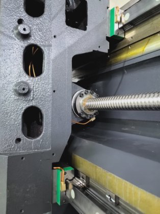 マキノカメラ金型加工機 CNC高精度加工センター