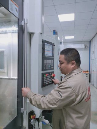 与 Mazak 高速加工中心相同 CNC 高精密加工中心