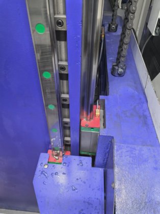 金型加工用の自動深穴掘削機、チェトCNCガンドリルと同様のスタイル