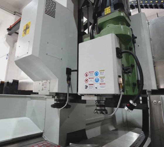 エス・トップCNC垂直フライス盤Vm-1525nc 精密ガントリーフライス盤CNC表面フライス盤硬材料フライス盤効率的な金型ベース形成