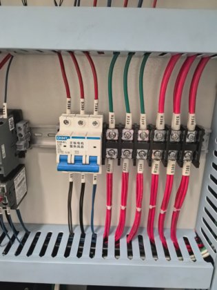 エストップの多用途CNCダブルスピンドルフライス盤は、振動ダンピング機能を備え、ハマイミルと同等の精度を持つ金型用です。