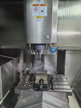 与 Mazak 精密加工机相同 CNC 高速加工中心