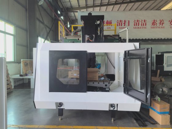 ファナックシステムを搭載した高品質のマシニングセンター、金属切削用、マキノ機械と同様のスタイル。