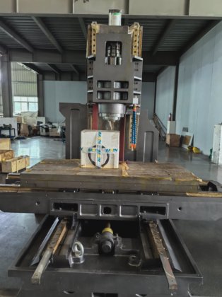 ファナックシステムを搭載した高品質のマシニングセンター、金属切削用、マキノ機械と同様のスタイル。