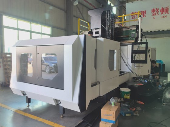 ファナックシステムを搭載した高品質のマシニングセンター、金属切削用、マキノ機械と同様のスタイル。