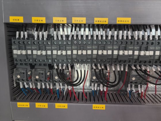 ファナックシステムを搭載した高品質のマシニングセンター、金属切削用、マキノ機械と同様のスタイル。