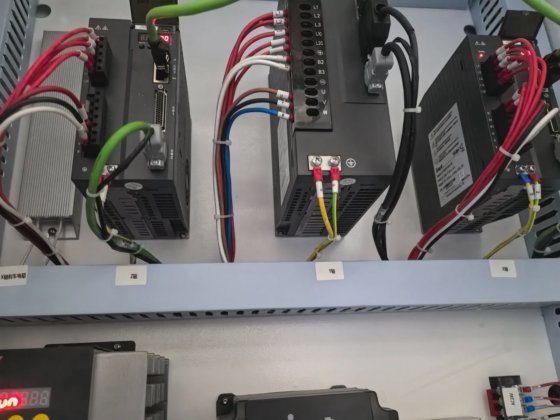 适用于小型设备的多功能立式钻孔机，类似于切托式深孔钻机