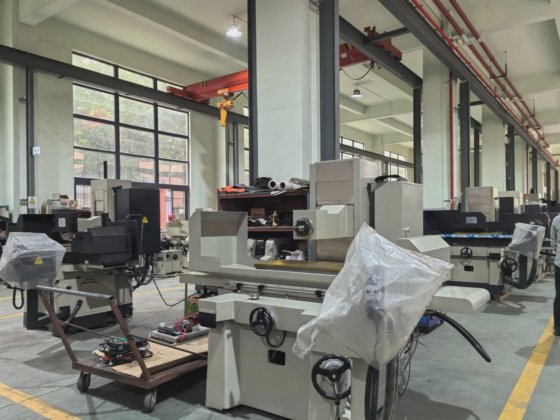 用于发电厂涡轮机的智能预测性维护重型平面磨床，与冈本磨床一样具有物联网连接功能