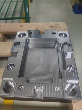 マキノ機械と同等の精度を持つ金属切削用の多用途CNC加工センター、高速対応