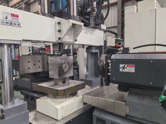 Estop CNC 双轴铣床 Th-700nc 用于电子元件的表面精加工处理去毛刺