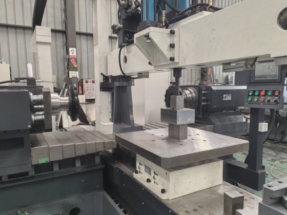 Estop CNC 双轴铣床 Th-700nc 用于电子元件的表面精加工处理去毛刺
